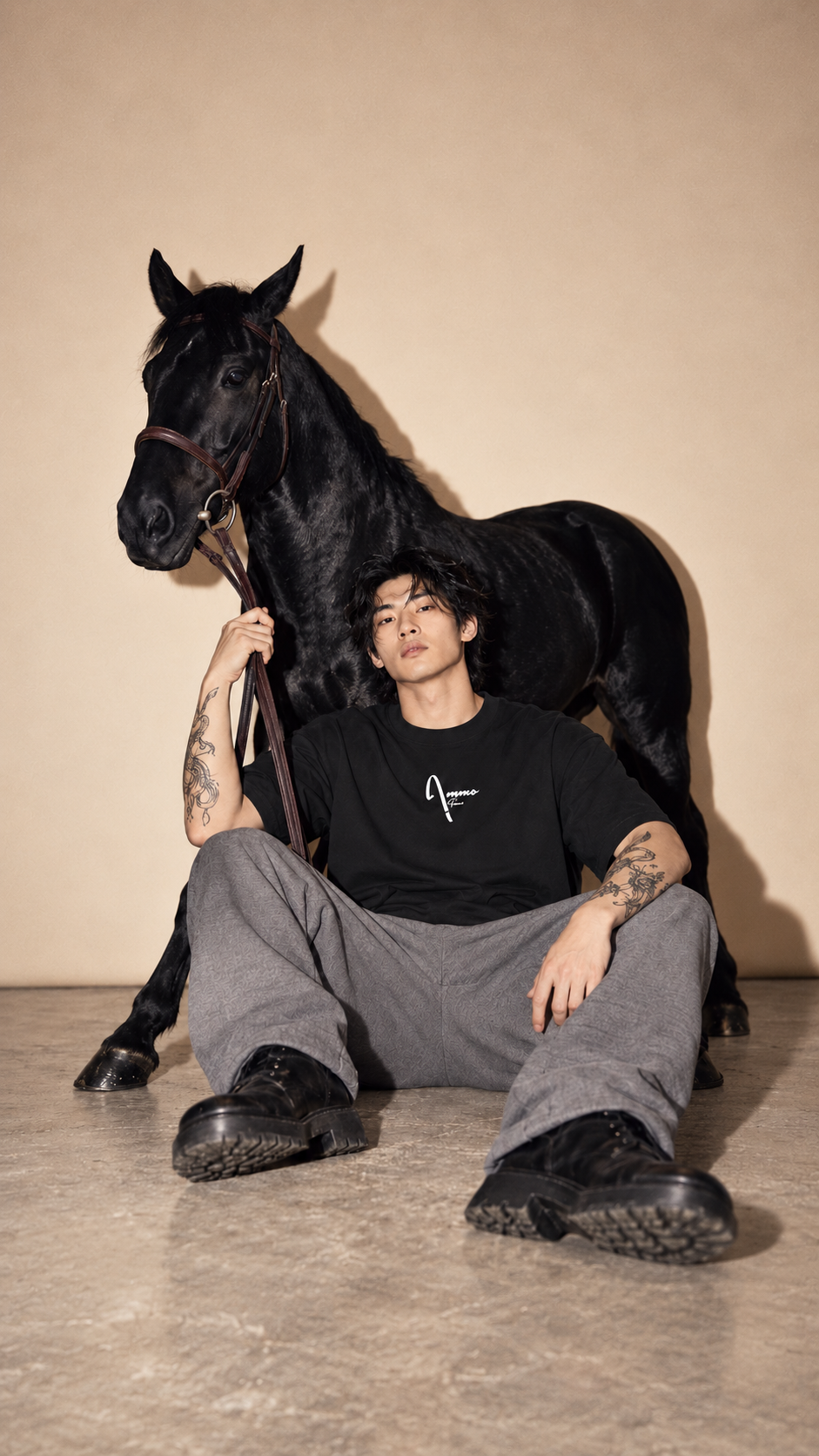 Schwarzes Oversized T-Shirt Essential Tee Vorderseite – AmmoGinni Streetwear kaufen