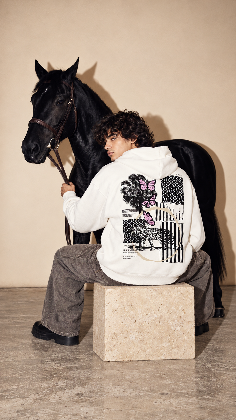 Weißer Oversized Hoodie mit Safari Print Vorderseite – AmmoGinni Streetwear kaufen