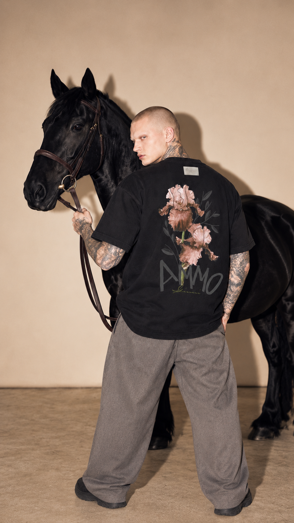 Schwarzes Oversized T-Shirt mit Blumen Print Vorderseite – AmmoGinni Flower Tee kaufen