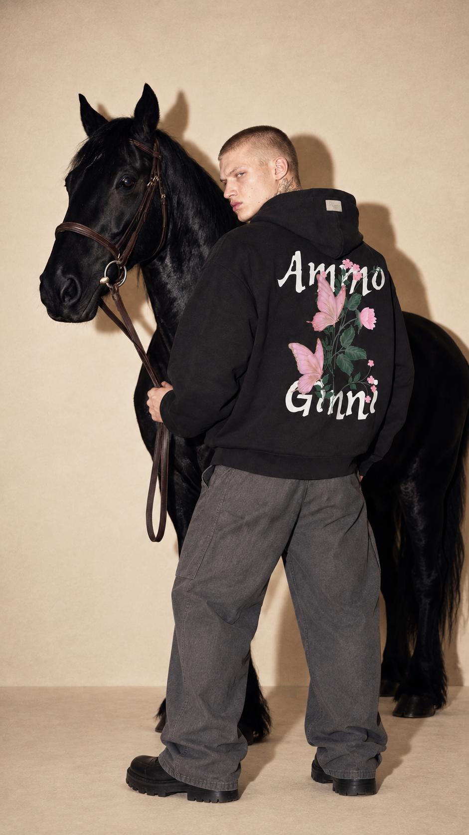Schwarzer Oversized Hoodie mit Schmetterling Print Vorderseite – AmmoGinni Streetwear kaufen