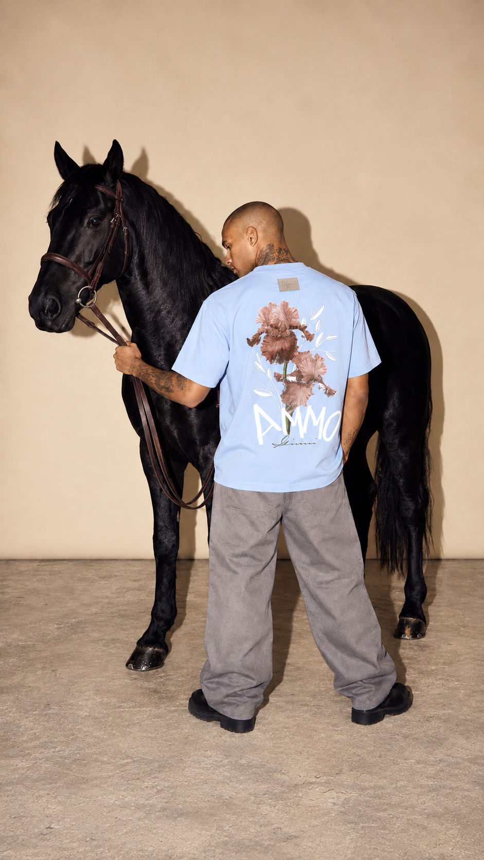Hellblaues Oversized T-Shirt mit Blumen Print Vorderseite – AmmoGinni Flower Tee kaufen