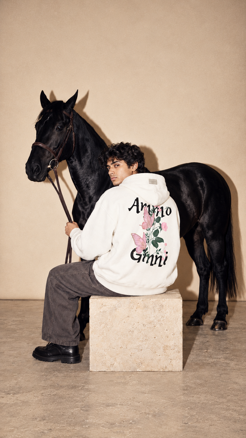Weißer Oversized Hoodie mit Schmetterling Print Vorderseite – AmmoGinni Streetwear kaufen