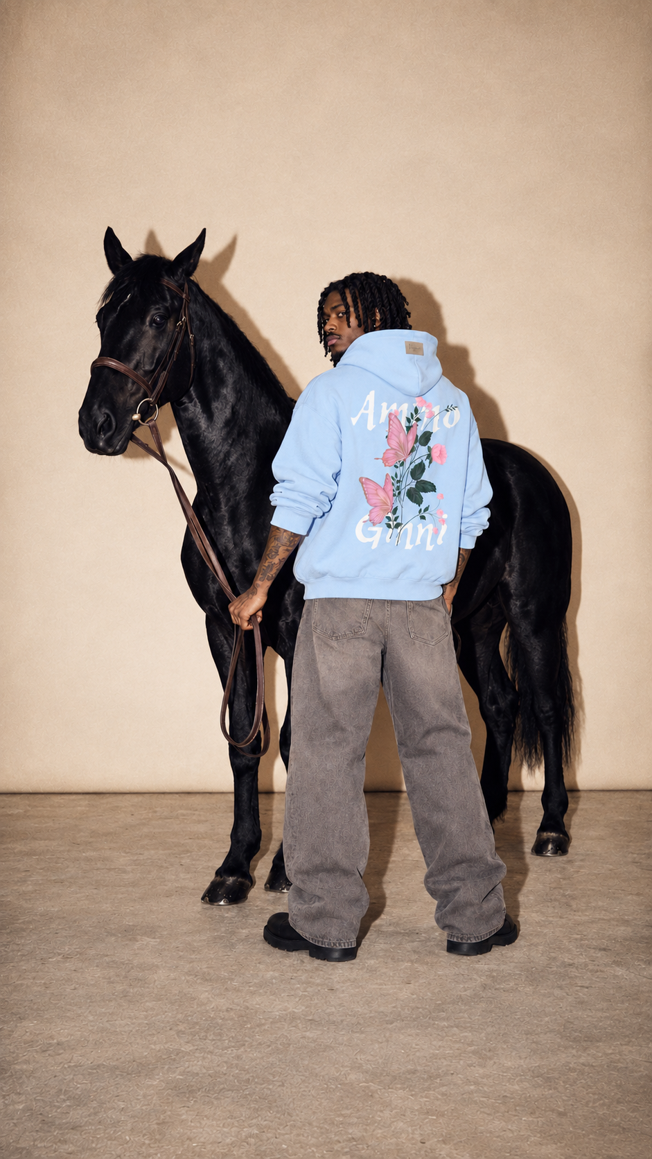 Hellblauer Oversized Hoodie mit Schmetterling Print Vorderseite – AmmoGinni Streetwear kaufen