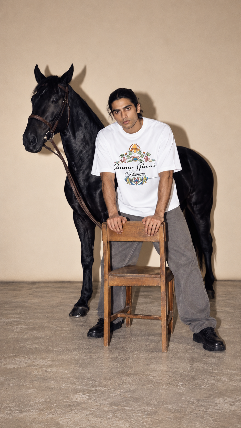 Weißes Oversized T-Shirt mit Kronen Print Vorderseite – AmmoGinni Royal Tee kaufen