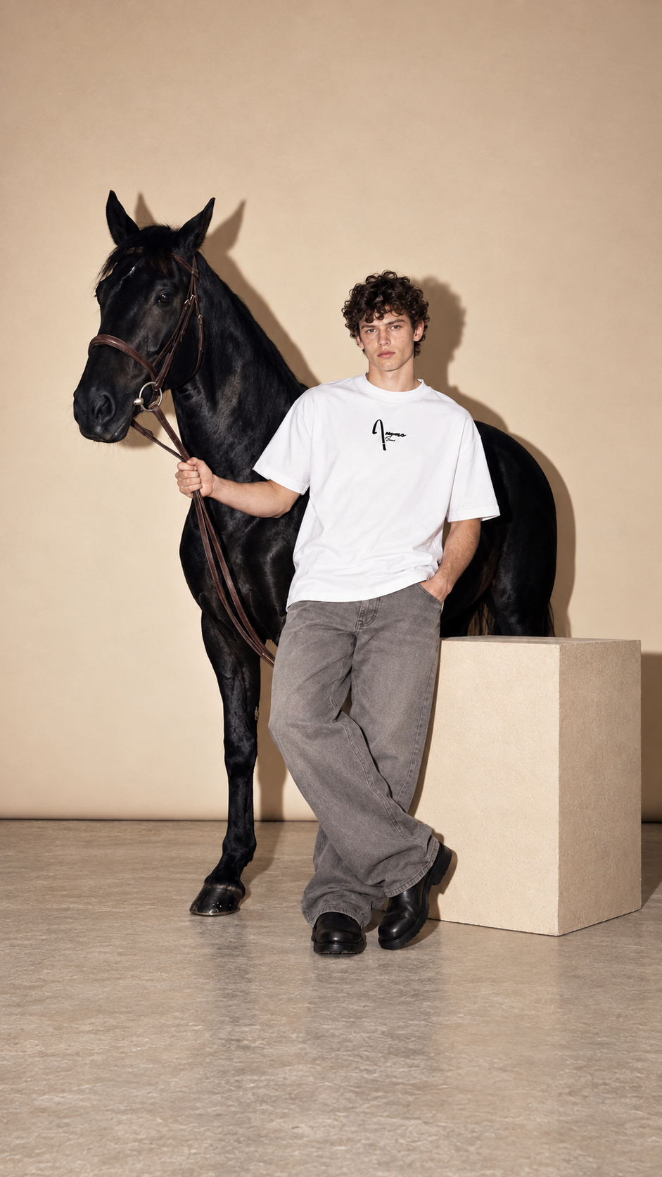 Weißes Oversized T-Shirt Essential Tee Vorderseite – AmmoGinni Streetwear kaufen