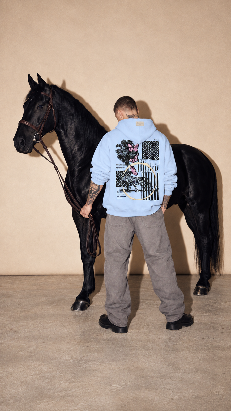 Hellblauer Oversized Hoodie mit Safari Print Vorderseite – AmmoGinni Streetwear kaufen