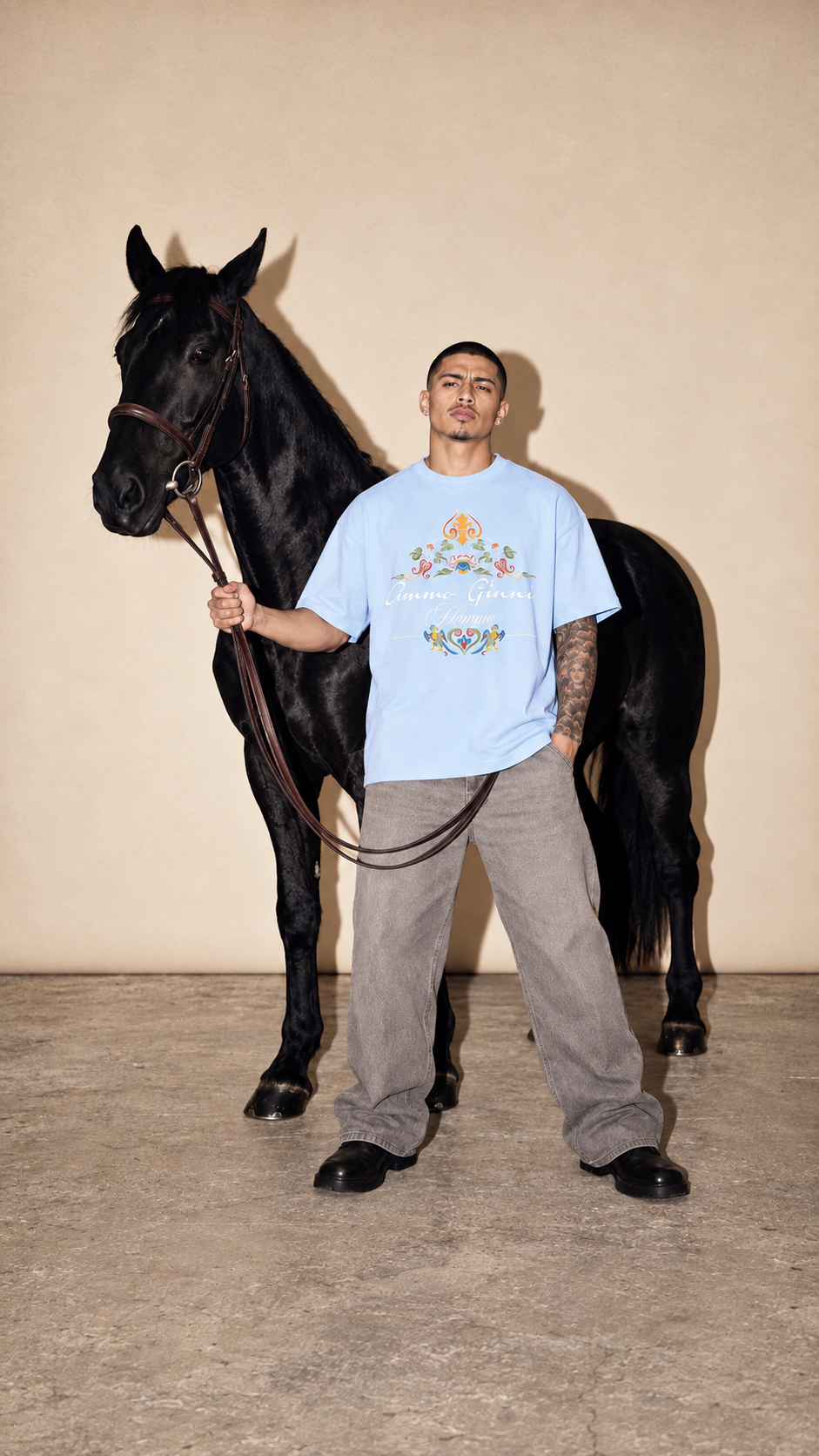 Hellblaues Oversized T-Shirt mit Kronen Print Vorderseite – AmmoGinni Royal Tee kaufen